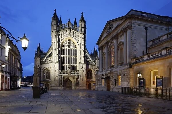 Exterior of the Roman Baths and Bath Abbey at night, Bath, UNESCO World Heritage Site