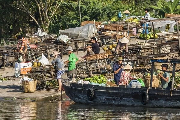 Families at floating market selling produce and wares in Chau Doc, Mekong River Delta, Vietnam, Indochina, Southeast Asia, Asia