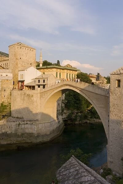 The famous Old Bridge of Mostar built in 1566, destroyed in 1993, the New Old Bridge as it is now known completed in 2004, UNESCO World Heritage Site, Mostar, Herzegovina, Bosnia