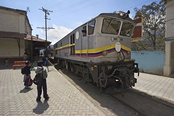 The famous train that travellers take to El Nariz del Diablo (The Devils Nose) about to depart for Riobamba at this busy market town, Alausi, Chimborazo Province, Central Highlands, Ecuador