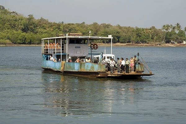 Ferry crossing the Tiracol River