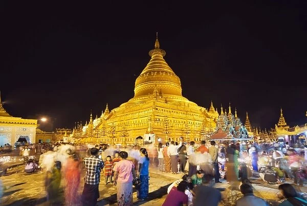 Festival of Light, Shwezigon Paya, Bagan (Pagan), Myanmar (Burma), Asia