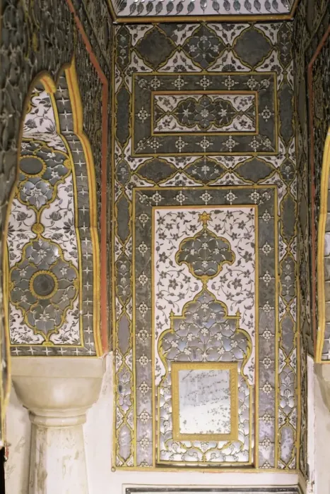 Framed Print : Detail of the fine mirror and plaster work found in the Sheesh Mahal