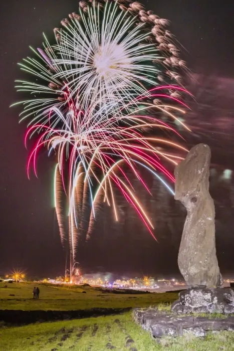 Framed Print : Fireworks ring in the New Year from the town of Hanga Roa over moai in the Tahai Archaeological Zone on Easter Island (Isla de Pascua) (Rapa Nui), UNESCO World Heritage Site, Chile, South America Framed Print : Fireworks ring in the New Year from the town of Hanga Roa over moai in the Tahai Archaeological Zone on Easter Island (Isla de Pascua) (Rapa Nui), UNESCO World Heritage Site, Chile, South America