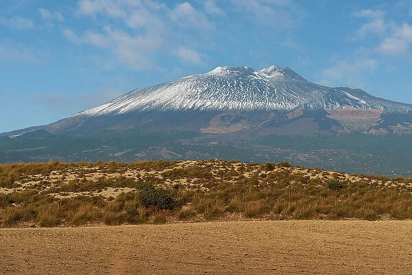 First snow covering the summit of Mount Etna volcano seen from inland, UNESCO World Heritage Site, Etna Park, Catania province, Sicily, Italy, Mediterranean, Europe