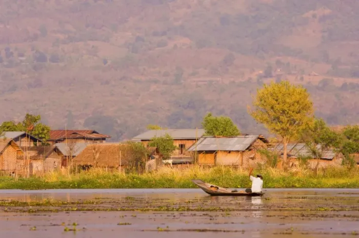 Framed Print : Fisherman on Inle Lake, Shan States, Myanmar (Burma), Asia Framed Print : Fisherman on Inle Lake, Shan States, Myanmar (Burma), Asia