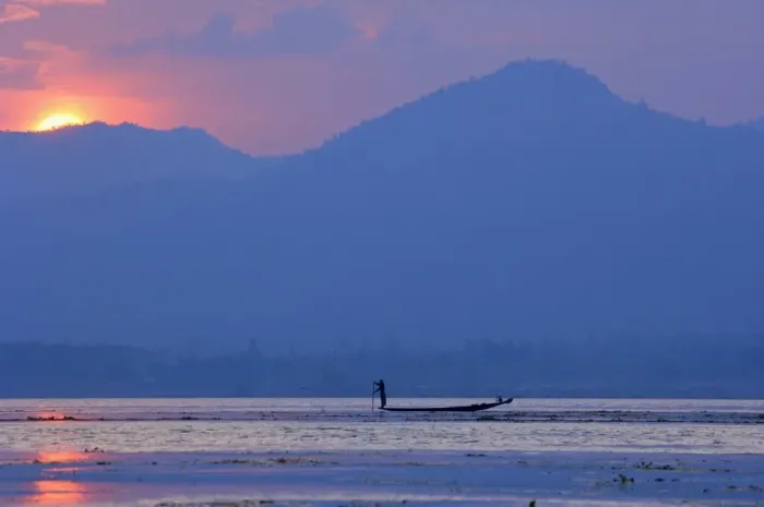 Framed Print : Fisherman on Inle Lake, Shan States, Myanmar (Burma), Asia Framed Print : Fisherman on Inle Lake, Shan States, Myanmar (Burma), Asia