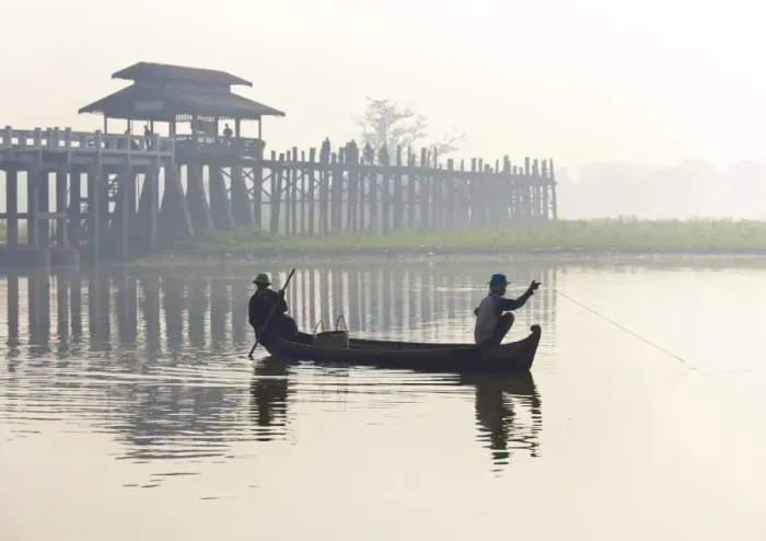 Framed Print : Fisherman on Taungthaman Lake in mist at dawn with U Bein Bridge, the worlds longest teak foot bridge spanning 1300 yards, Amarapura, near Mandalay, Myanmar (Burma), Asia Framed Print : Fisherman on Taungthaman Lake in mist at dawn with U Bein Bridge, the worlds longest teak foot bridge spanning 1300 yards, Amarapura, near Mandalay, Myanmar (Burma), Asia