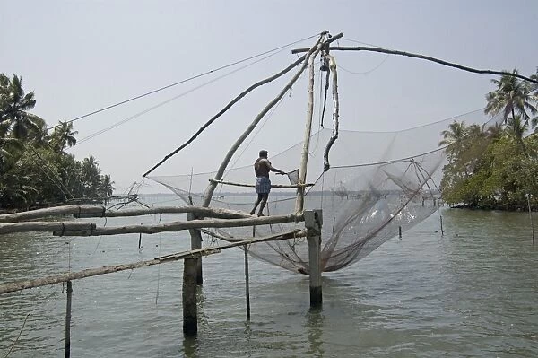 Fisherman working chinese fishing net, Kallancheri, Kochi, Kerala, India, Asia