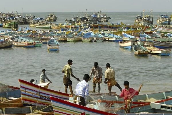 Fishermen preparing to go fishing, Vizhinjam, Trivandrum, Kerala, India, Asia