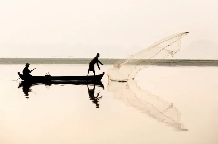 Framed Print : Fishermen on Taungthaman Lake in dawn mist, casting net near U Bein Bridge, Amarapura, near Mandalay, Myanmar (Burma), Asia Framed Print : Fishermen on Taungthaman Lake in dawn mist, casting net near U Bein Bridge, Amarapura, near Mandalay, Myanmar (Burma), Asia