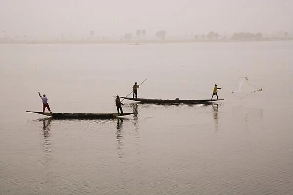 Fishing on the river Niger, Niger Inland Delta, Segou region, Mali, West Africa, Africa
