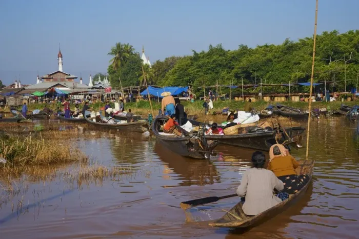 Framed Print : Floating market, Ywama village, Inle Lake, Shan State, Myanmar (Burma), Asia Framed Print : Floating market, Ywama village, Inle Lake, Shan State, Myanmar (Burma), Asia