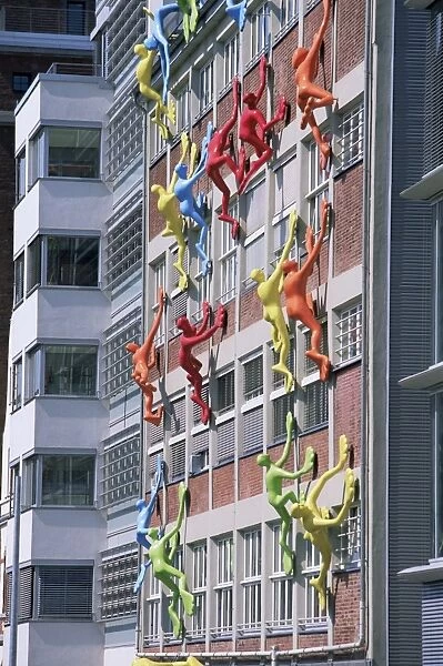 Flossies figures covering a building facade at the Medienhafen