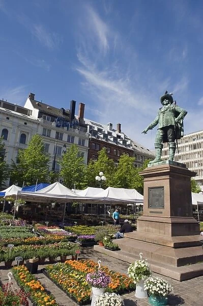 Flower market and statue of Christian IV, Oslo, Norway, Scandinavia, Europe