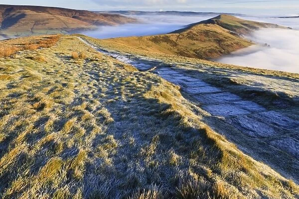 Fog and frost, Edale and Hope Valleys, Great Ridge Hollins Cross and Mam Tor, Castelton, Peak District National Park, Derbyshire, England, United Kingdom, Europe