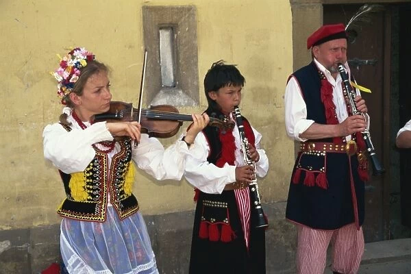 Folk group busking in Rynek Glowny, Krakow, Makopolska, Poland, Europe