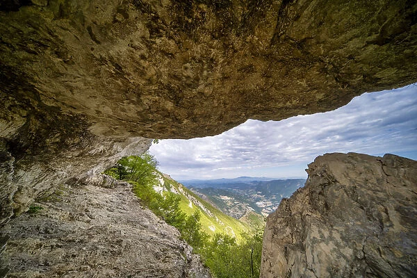 Fontarca cave, Monte Nerone, Apennines, Marche, Italy, Europe