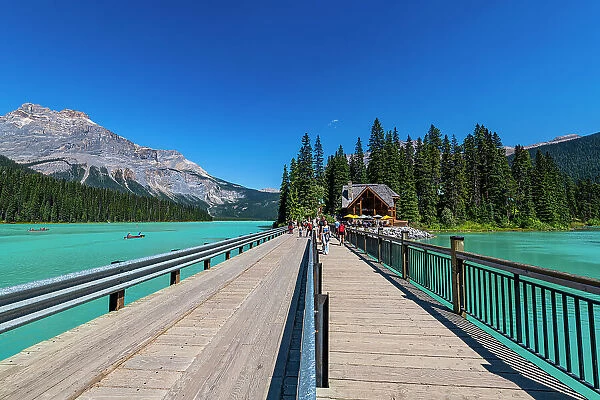 Footbridge on Emerald Lake, Yoho National Park, UNESCO World Heritage Site, British Columbia, Canada, North America