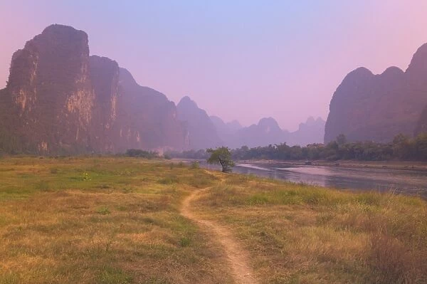 Footpath along the Li Jiang (Li River), Guangxi Province, China, Asia