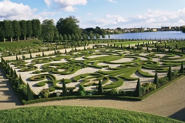 Formal garden, Frederiksborg Slot, Hillerod, Zealand, Denmark, Scandinavia, Europe