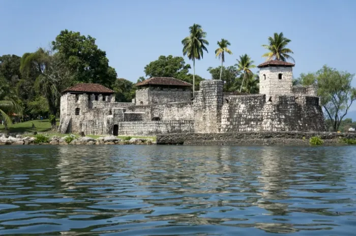 Framed Print : Fort San Felipe de Lara, Rio Dulce, Guatemala, Central America Framed Print : Fort San Felipe de Lara, Rio Dulce, Guatemala, Central America