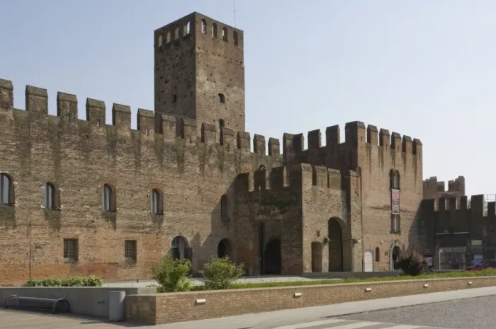 Framed Print : The fortified gateway in the walls of the medieval town of Montagnana, Veneto Framed Print : The fortified gateway in the walls of the medieval town of Montagnana, Veneto