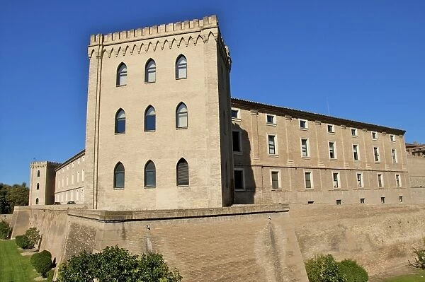 Fortified walls and towers of the Aljaferia palace dating from the 11th century, Saragossa (Zaragoza), Aragon, Spain, Europe