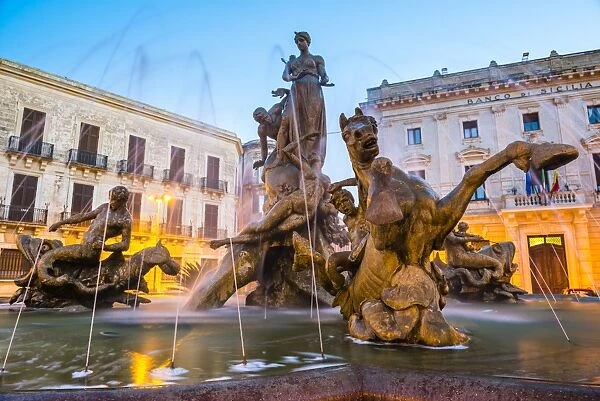 Fountain of Artemis in Archimedes Square (Piazza Archimede) at night, Ortigia (Ortygia), Syracuse (Siracusa), UNESCO World Heritage Site, Sicily, Italy, Europe