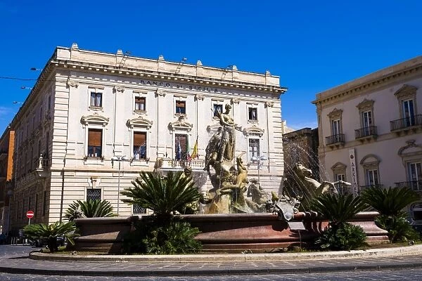 Fountain of Artemis and Banco di Sicilia, Archimedes Square, Ortigia (Ortygia), Syracuse (Siracusa), UNESCO World Heritage Site, Sicily, Italy, Europe