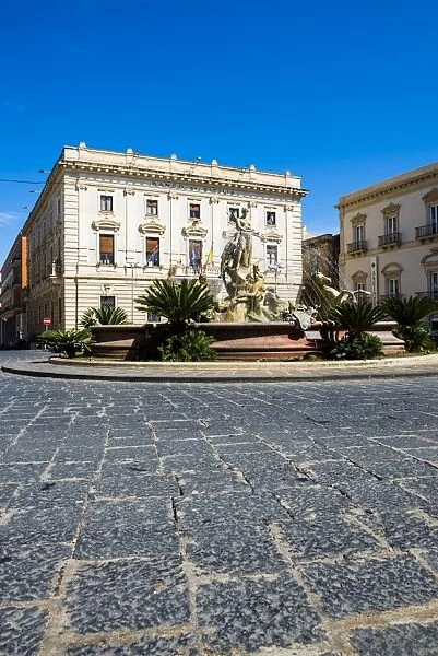 Fountain of Artemis in the middle of the roundabout at Archimedes Square (Piazza Archimede), Ortigia (Ortygia), Syracuse (Siracusa), UNESCO World Heritage Site, Sicily, Italy, Europe