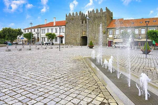 Fountain in front of Kings Gate, Trancoso, Serra da Estrela, Centro, Portugal, Europe