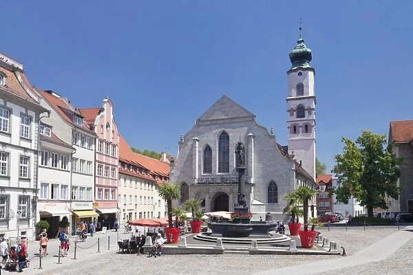 Fountain at the market square with St. Stephan Kirche church, Lindau, Lake Constance (Bodensee), Bavaria, Germany, Europe