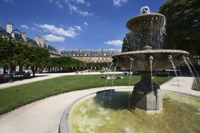 Framed Print : Fountain in Place des Vosges in The Marais, Paris, France, Europe Framed Print : Fountain in Place des Vosges in The Marais, Paris, France, Europe