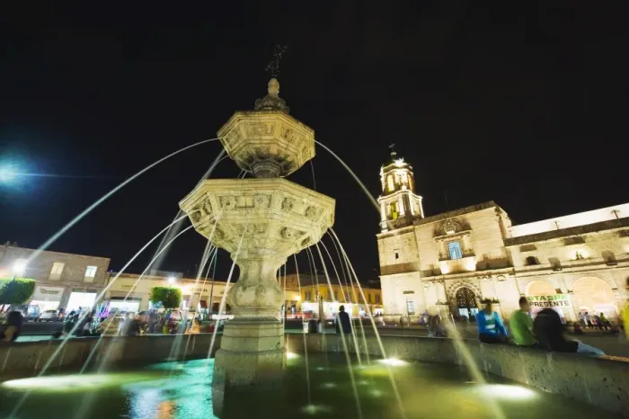 Framed Print : Fountain in Plaza Valladolid, Morelia, UNESCO World Heritage Site, Michoacan state Framed Print : Fountain in Plaza Valladolid, Morelia, UNESCO World Heritage Site, Michoacan state