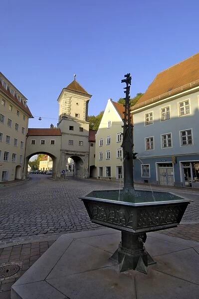 Fountain and the Sandauertor (Sandau Gateway) in the city walls