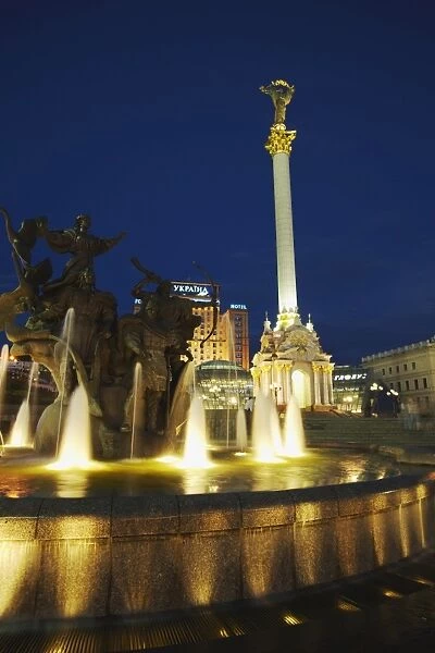 Fountain and statue in Independence Square (Maydan Nezalezhnosti), Kiev, Ukraine, Europe