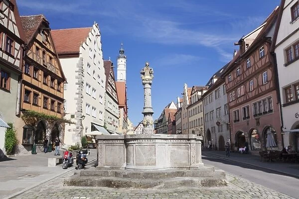 Fountain and tower of the townhall, Rothenburg ob der Tauber, Romantic Road (Romantische Strasse), Franconia, Bavaria, Germany