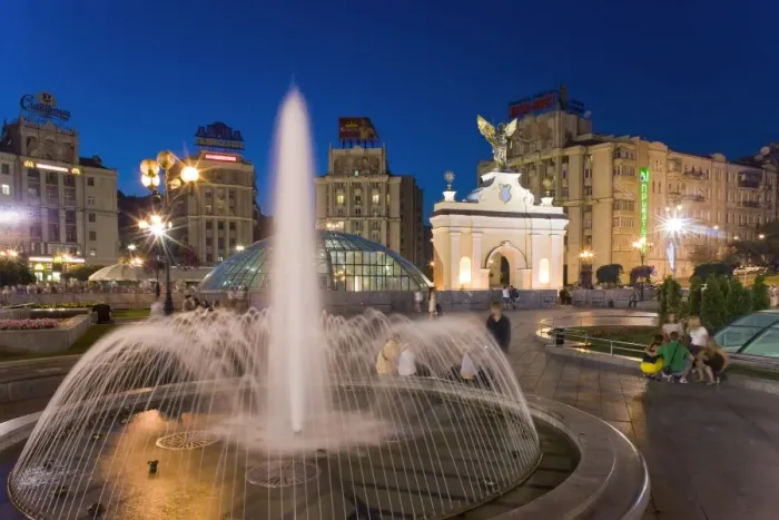 Framed Print : The fountains in Maidan Nezalezhnosti (Independence Square) at dusk, Kiev Framed Print : The fountains in Maidan Nezalezhnosti (Independence Square) at dusk, Kiev