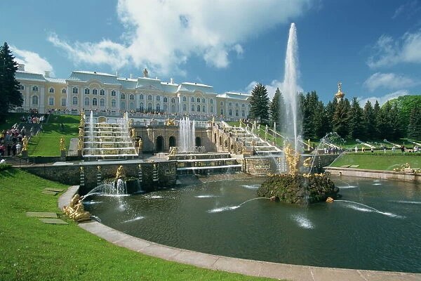 Fountains in front of the Summer Palace at Petrodvorets in St