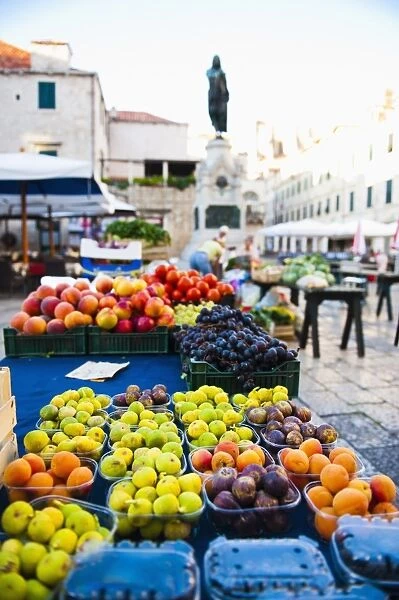 Fresh fruit stalls and statue of Ivan Gundulic, Dubrovnik Market, Gundulic Square, Dubrovnik, Dalmatia, Croatia, Europe