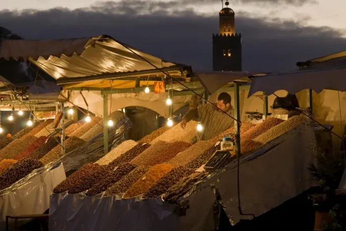 Framed Print : Fruit seller with the Koutoubia minaret behind, Place Jemaa el Fna (Djemaa el Fna) Framed Print : Fruit seller with the Koutoubia minaret behind, Place Jemaa el Fna (Djemaa el Fna)