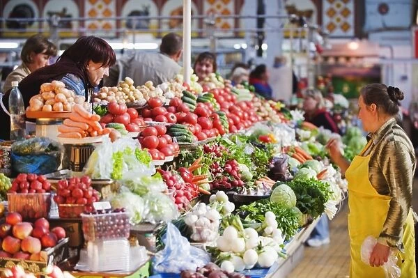 Fruit and vegetable stands, Bessarabsky Rynok market, Kiev, Ukraine, Europe
