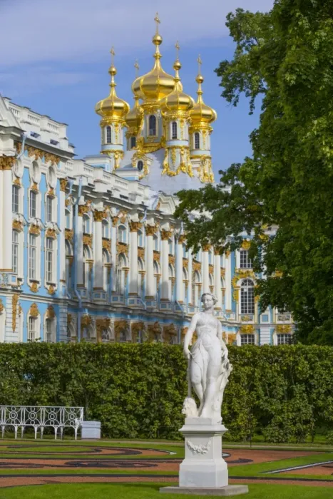 Framed Print : Garden statue, Catherine Palace in the background, Tsarskoe Selo, Pushkin, UNESCO Framed Print : Garden statue, Catherine Palace in the background, Tsarskoe Selo, Pushkin, UNESCO