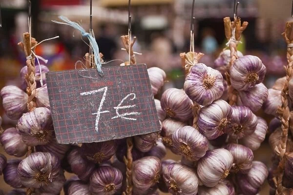 Garlic on sale at a market in Tours, Indre-et-Loire, Centre, France, Europe