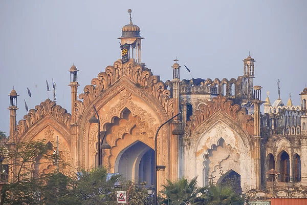 Gate in the old city, Lucknow, Uttar Pradesh, India, Asia