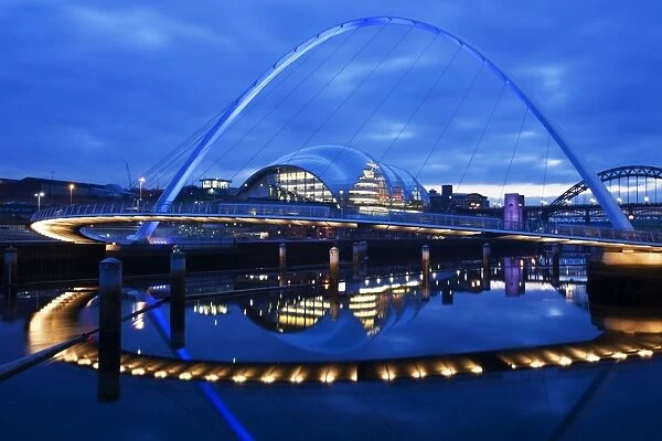 Gateshead Millennium Bridge, The Sage and the River Tyne between Newcastle and Gateshead, at dusk, Tyne and Wear, England, United Kingdom, Europe