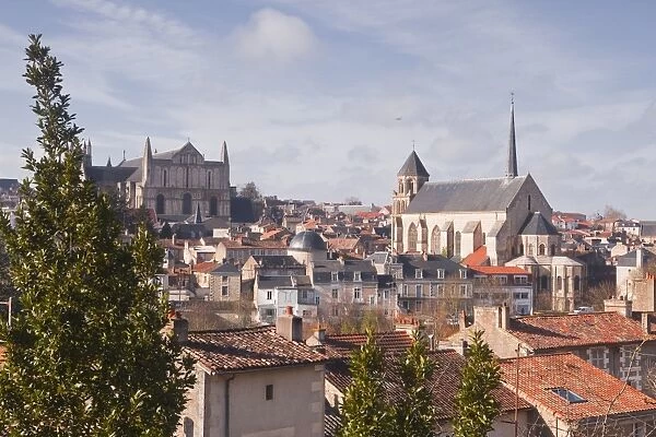 A general view of the city of Poitiers with the cathedral of Saint Pierre at the top of the hill, Poitiers, Vienne, Poitou-Charentes, France, Europe