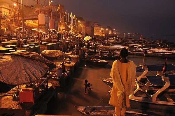 Ghats on the River Ganges, Varanasi (Benares), Uttar Pradesh, India, Asia