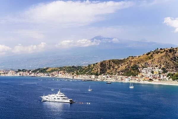 Giardini Naxos Bay, luxury yacht in front of Mount Etna Volcano, Taormina, Sicily, Italy, Mediterranean, Europe